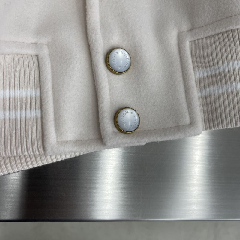 l0vis Vvtt0n outwear